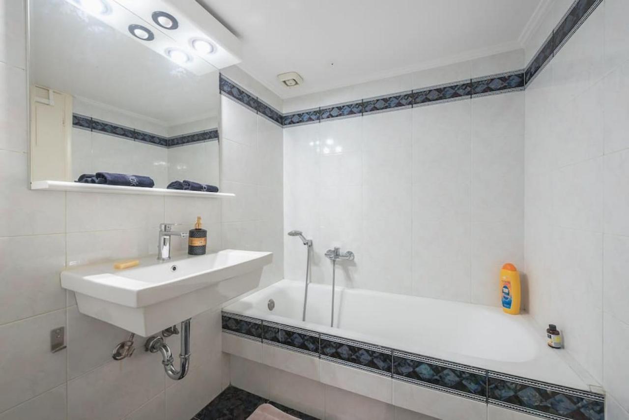 Central 3Br Apartment Next To Panormou Metro! Athen Eksteriør bilde